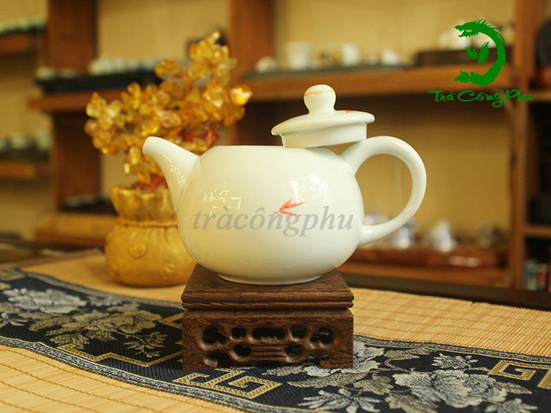 Ấm Sứ - A073 được phác họa hình ảnh cành trúc.